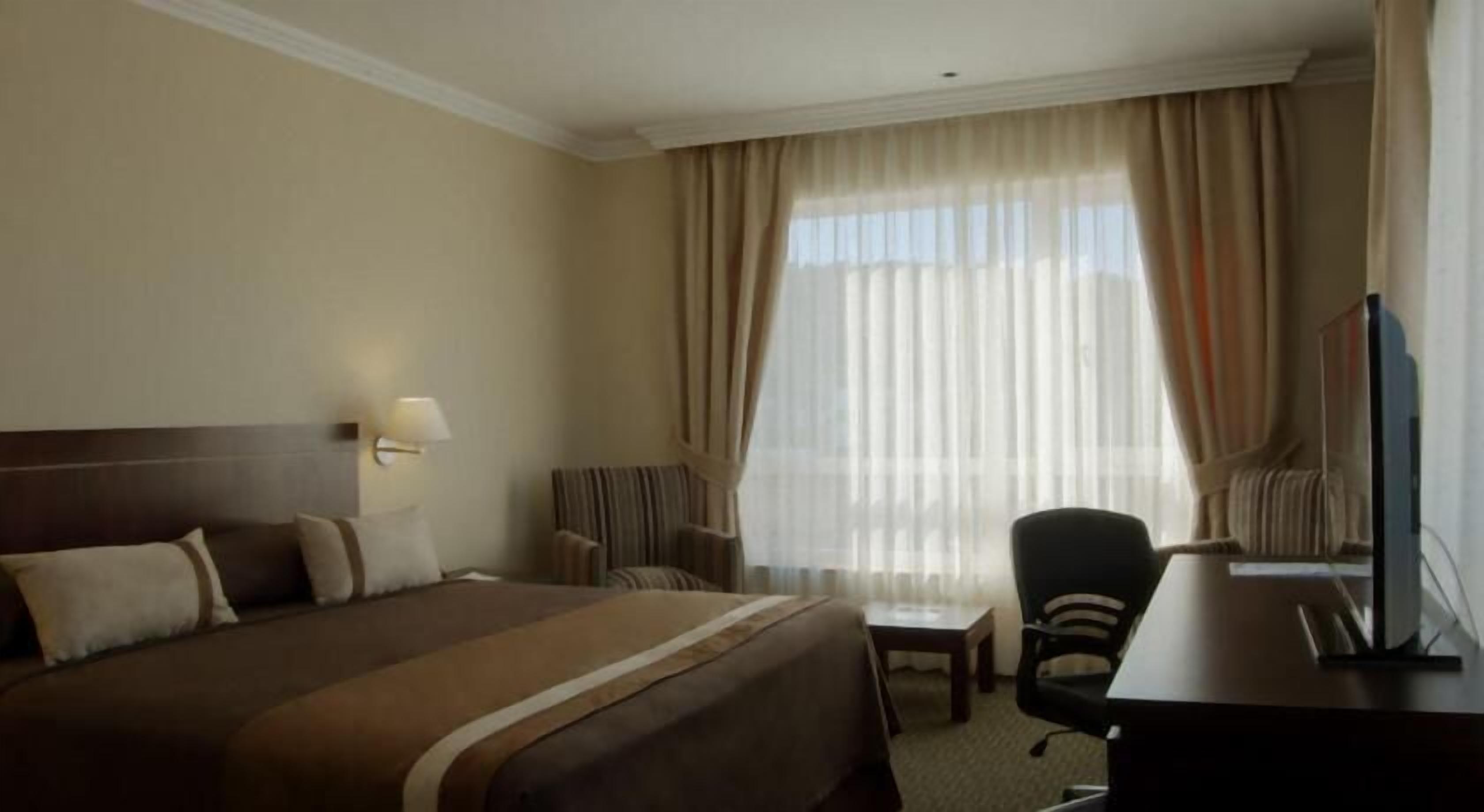 Minibar, caja de seguridad en la habitación y escritorio 