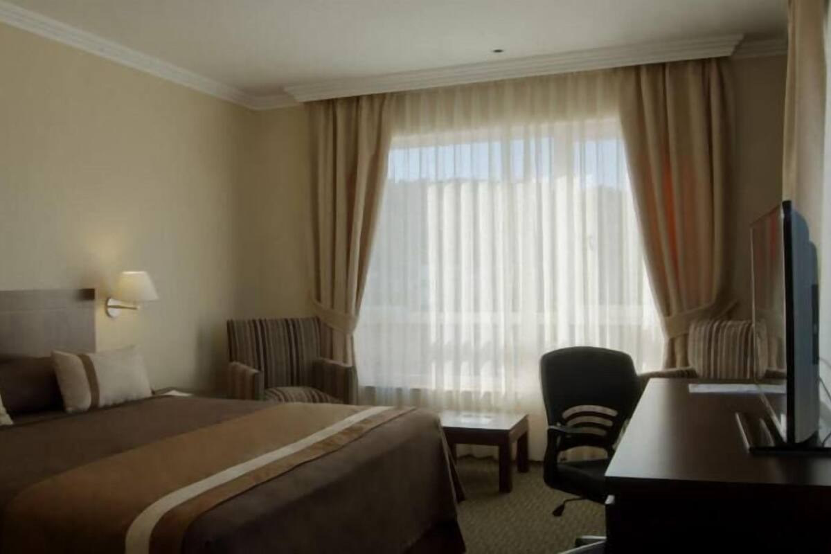 Minibar, caja de seguridad en la habitación y escritorio