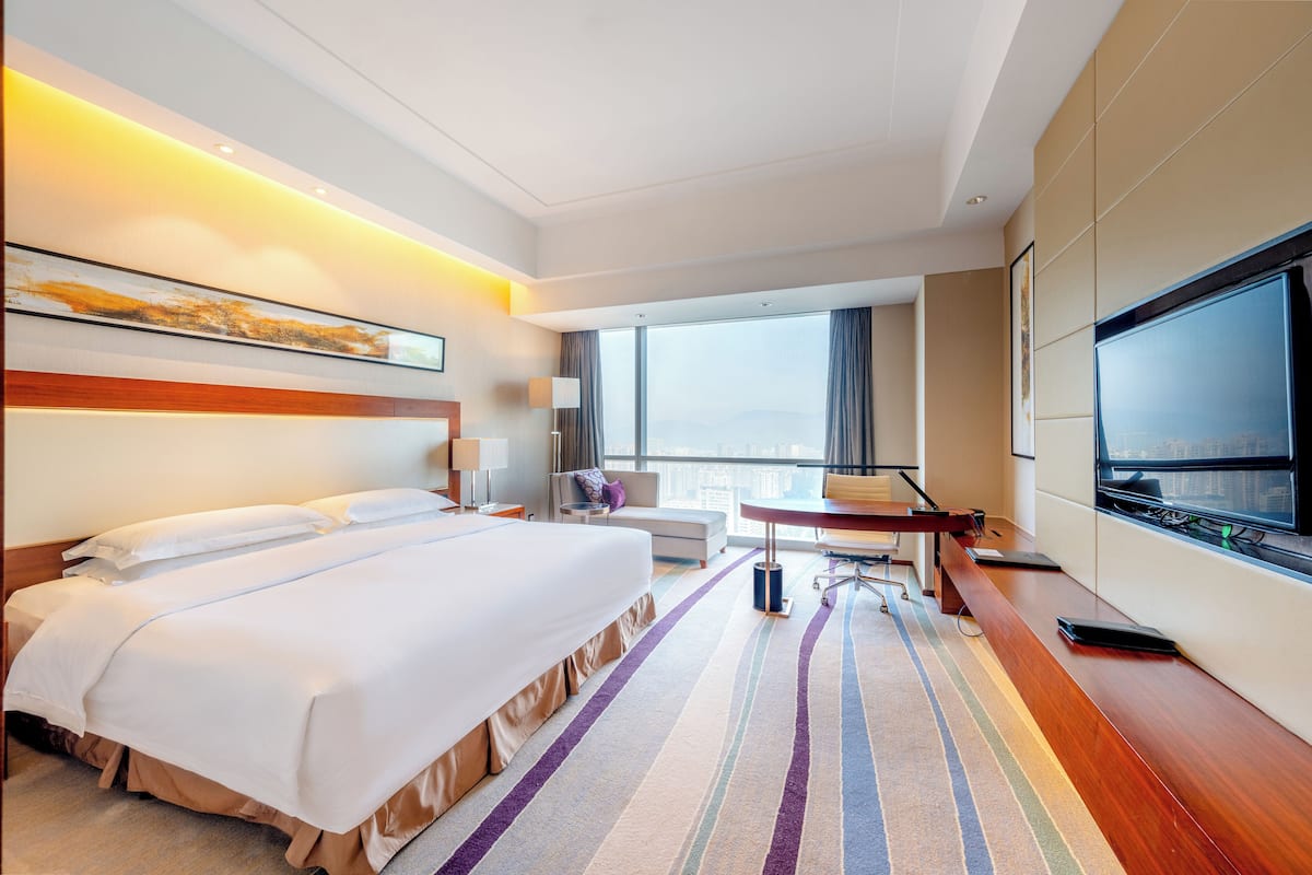 Habitación estándar, 1 cama de matrimonio grande, vistas a la ciudad | 1 dormitorio, minibar con artículos gratuitos, caja fuerte y escritorio