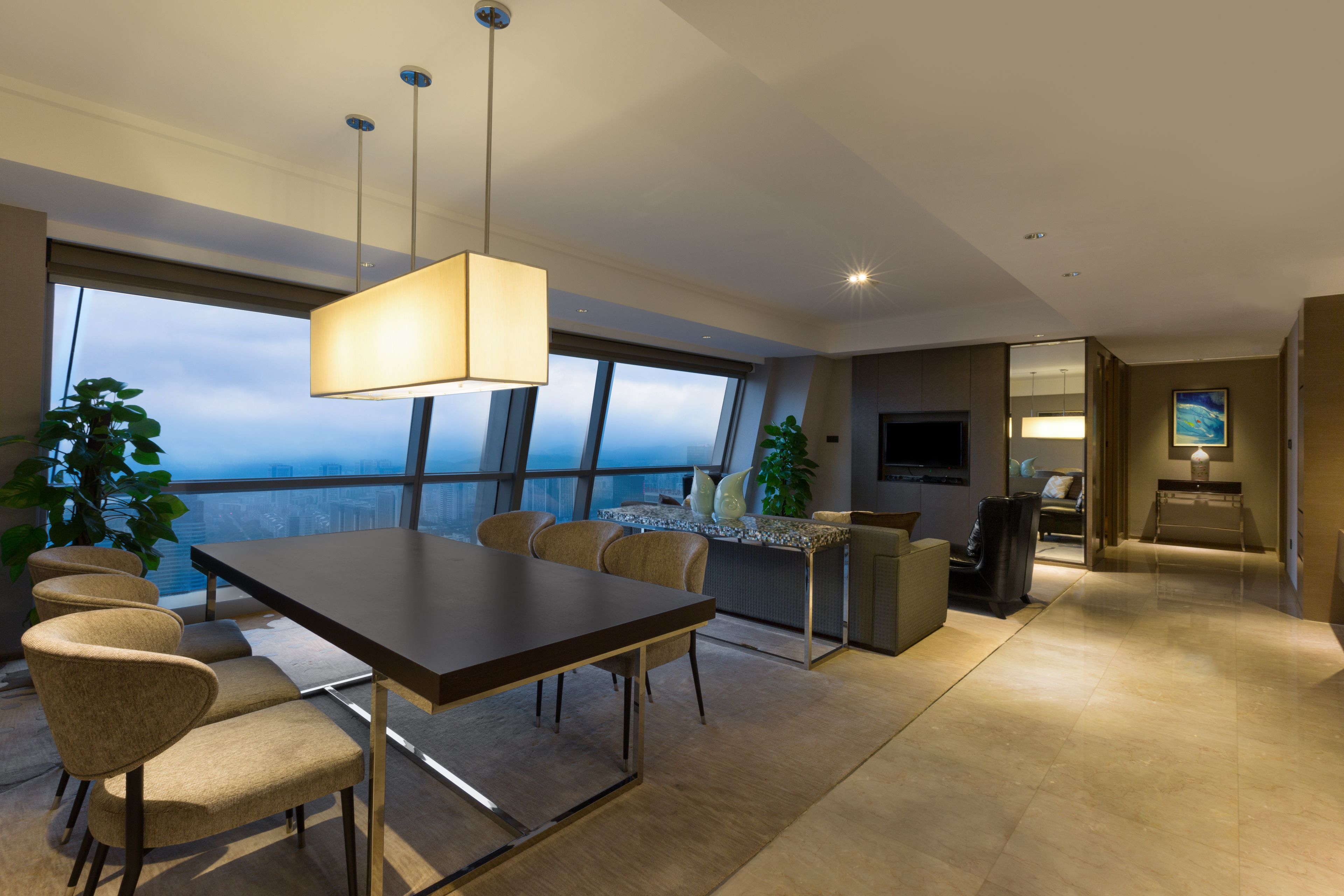 Minibar con snack e bevande gratuite, una cassaforte in camera