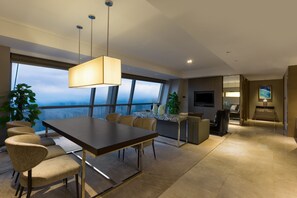 Free minibar, in-room safe, desk, blackout curtains - Crowne Plaza Wuxi Taihu by IHG (Wuxi)