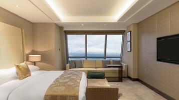 Premium Room | Free minibar, in-room safe, desk, blackout drapes