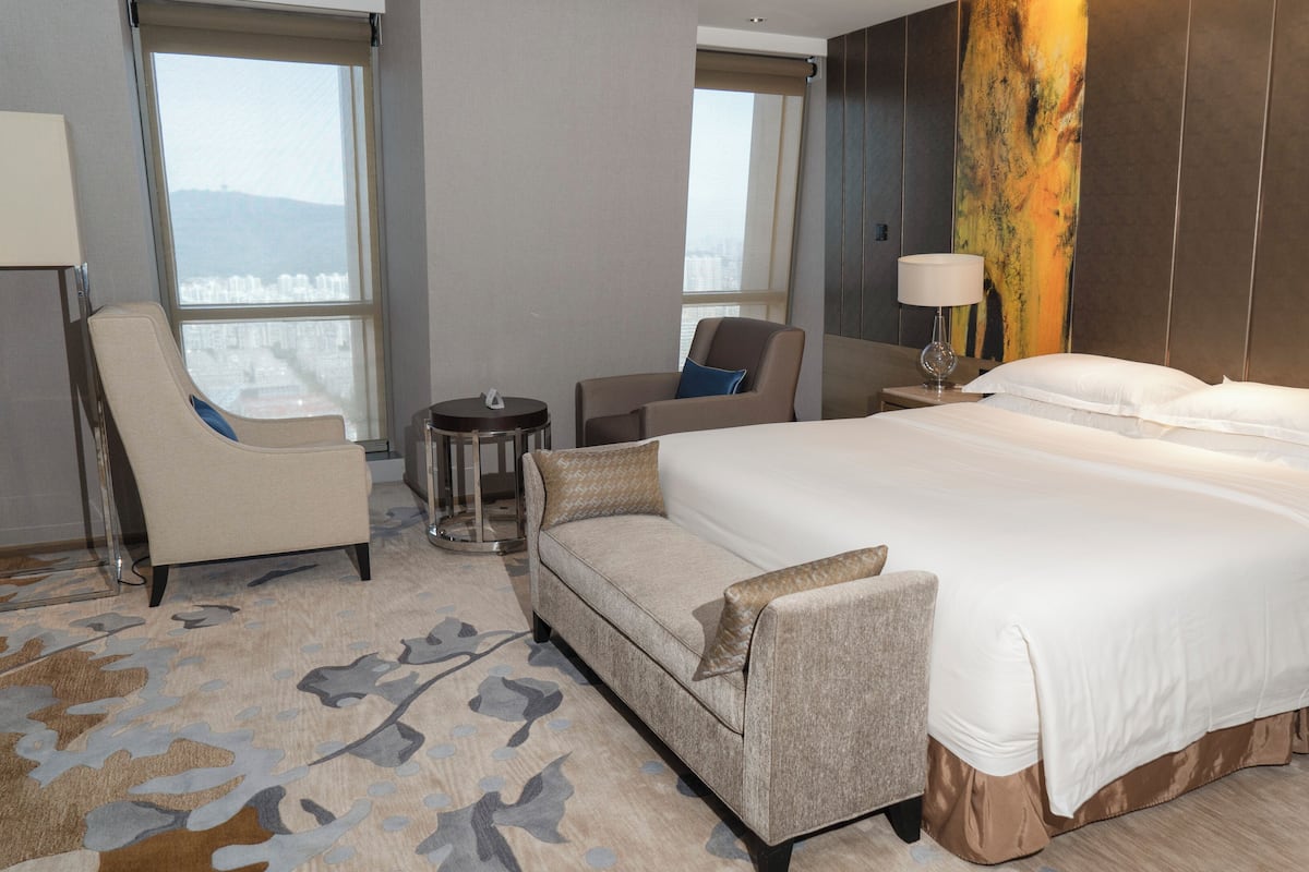 Suite de lujo | 1 dormitorio, minibar con artículos gratuitos, caja fuerte y escritorio