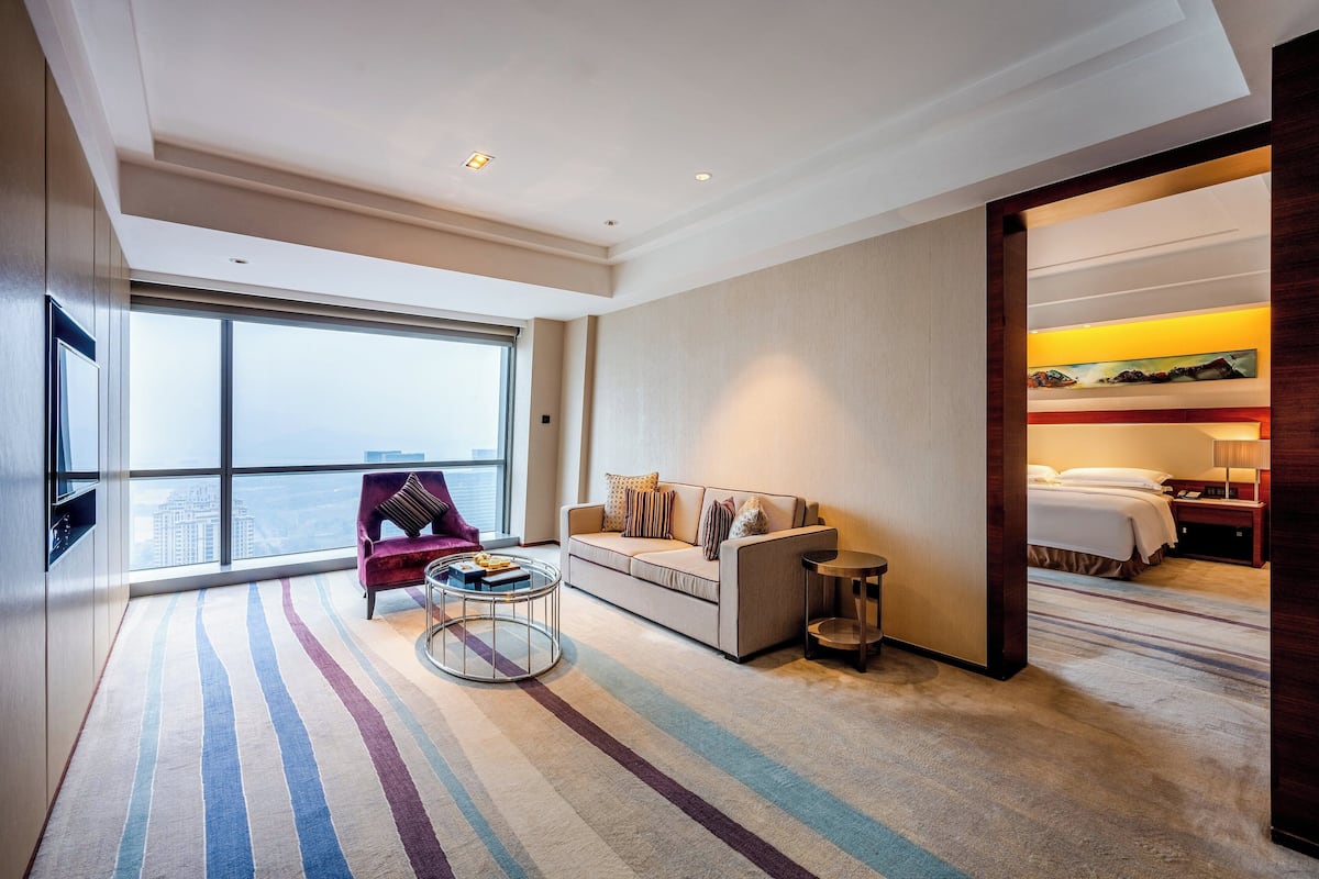 suite, 1 bedroom, lake view (lihu) | 1 bedroom, free minibar, in-room safe, desk