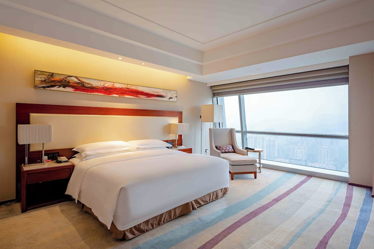 Suite, 1 habitación, vistas a la ciudad | 1 dormitorio, minibar con artículos gratuitos, caja fuerte y escritorio