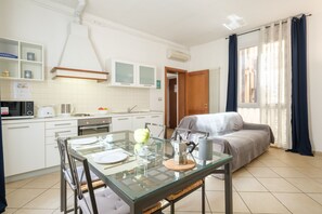 Superior Apartment, 1 Bedroom | Private kitchen | Fridge, microwave, oven, stovetop - Residenza Ariosto (Bologna)