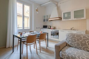 Departamento superior, 1 habitación | Cocina privada | Refrigerador, microondas, horno y parrilla de estufa 