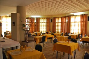 2 restaurants, lunch served, pizza - Hôtel Terminus (Niamey)