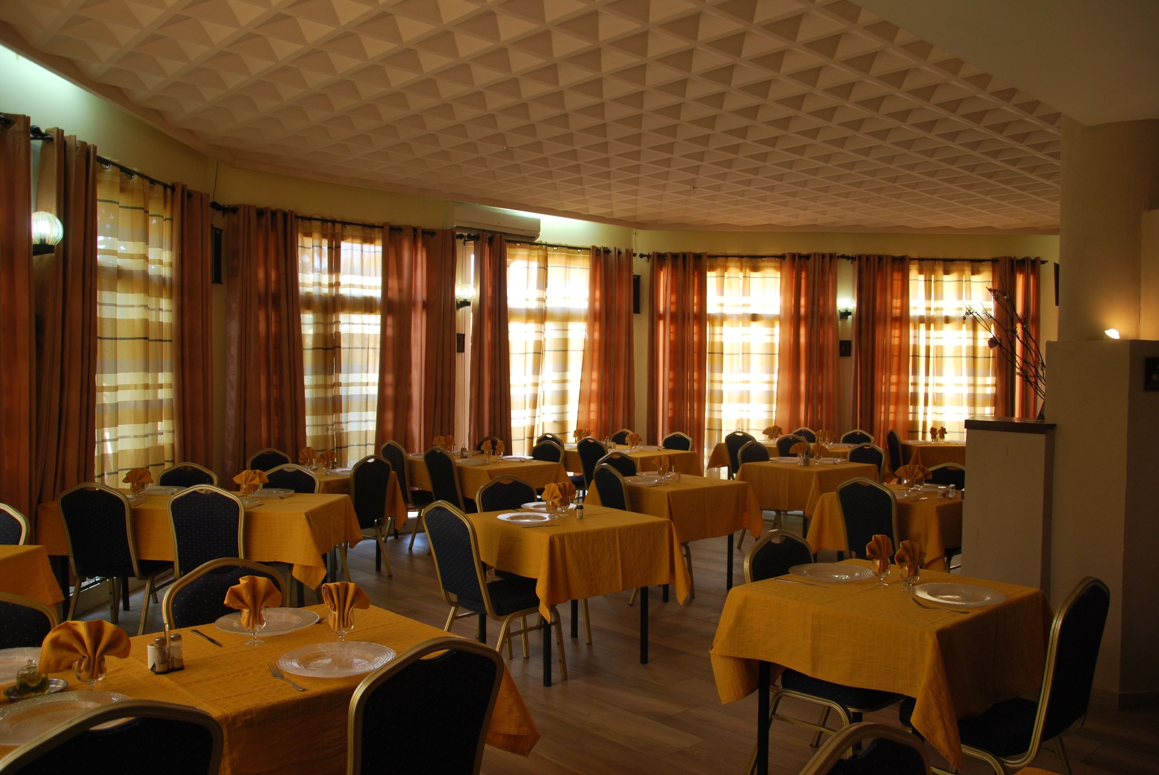 2 restauranter, lunsj serveres, pizza