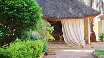 Bar en bord de piscine