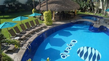 2 outdoor pools