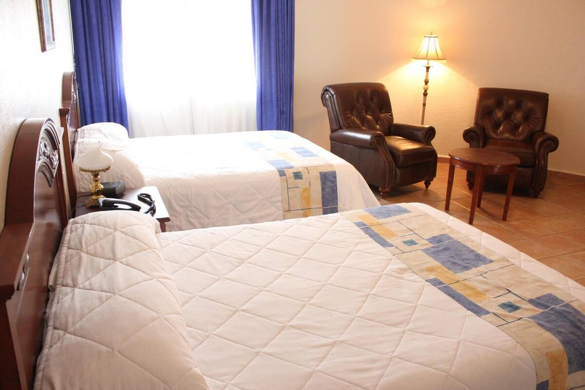 Cofres nos quartos, ferros/tábuas de passar roupa, Wi-Fi de cortesia
