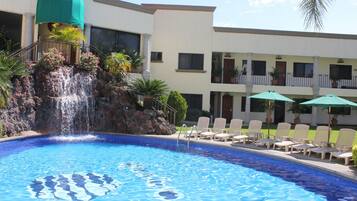 2 albercas al aire libre