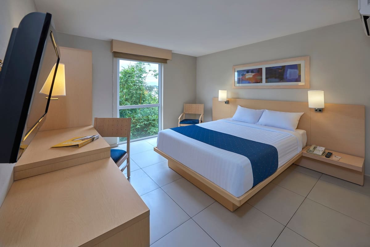 Habitación, 1 cama Queen size | Escritorio, tabla de planchar con plancha, wifi gratis y ropa de cama
