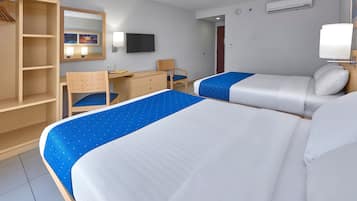 Habitación, 2 camas dobles | Escritorio, tabla de planchar con plancha, wifi gratis y ropa de cama