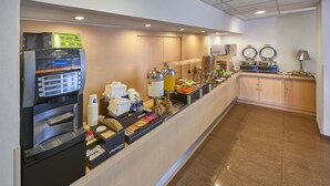 A hotel breakfast area with a self-service coffee machine, a variety of food options, and a microwave. - City Express by Marriott Xalapa (Xalapa)