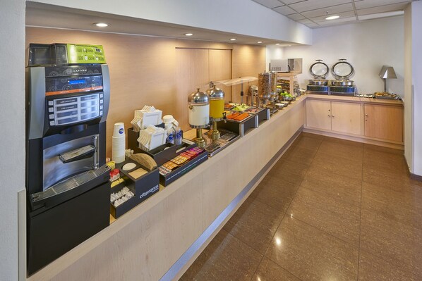 A hotel breakfast area with a self-service coffee machine, a variety of food options, and a microwave. - City Express by Marriott Xalapa (Xalapa)