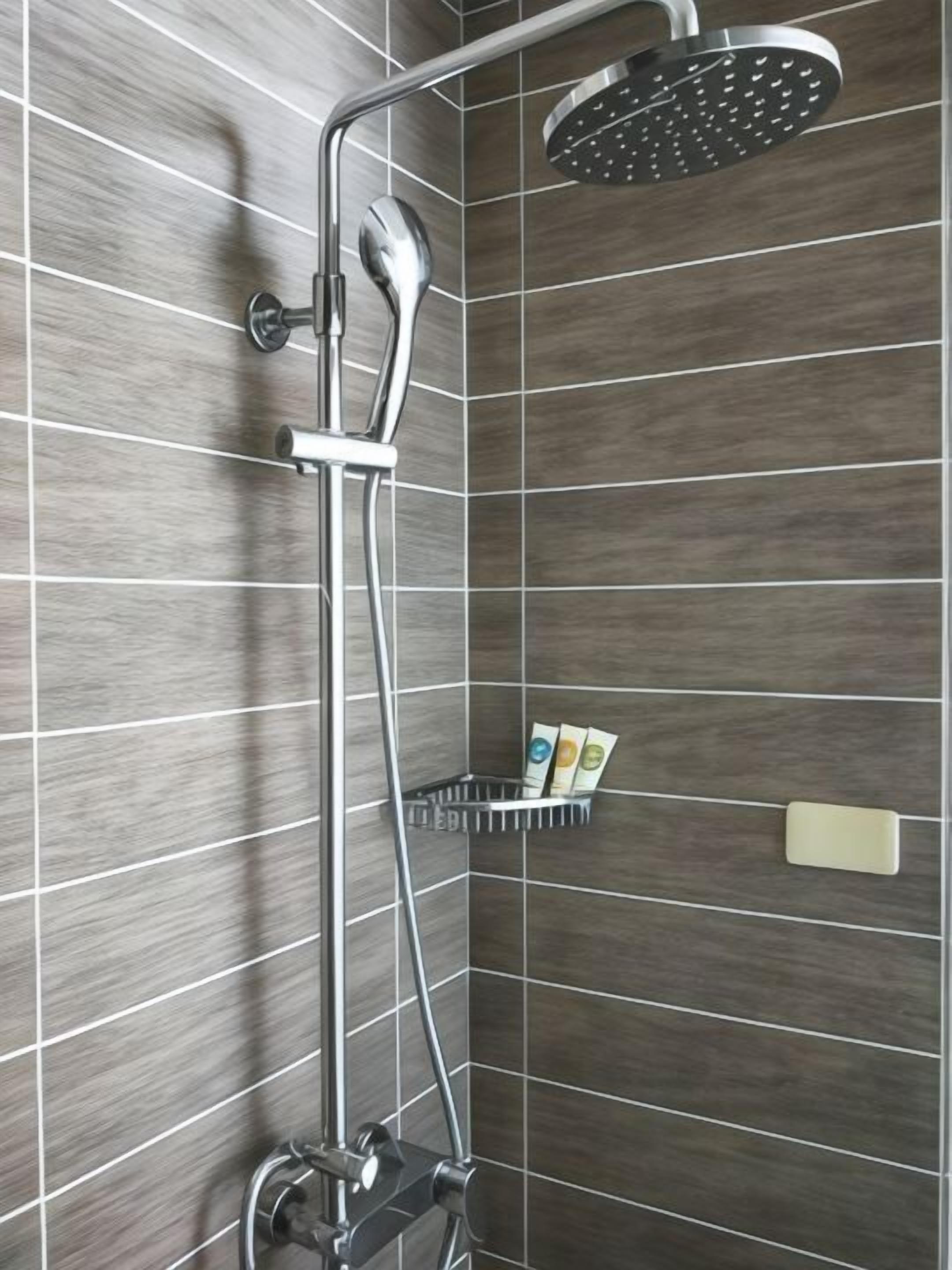 シャワー、ヘアドライヤー、スリッパ、タオル