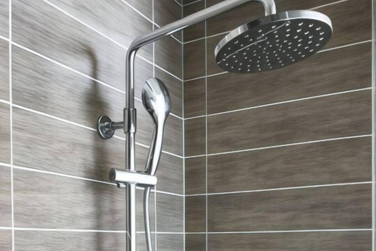 Douche, sèche-cheveux, chaussons, serviettes fournies