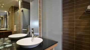 Elite Twin Room, 2 Single Beds | Bathroom | Shower, hair dryer, towels, shampoo