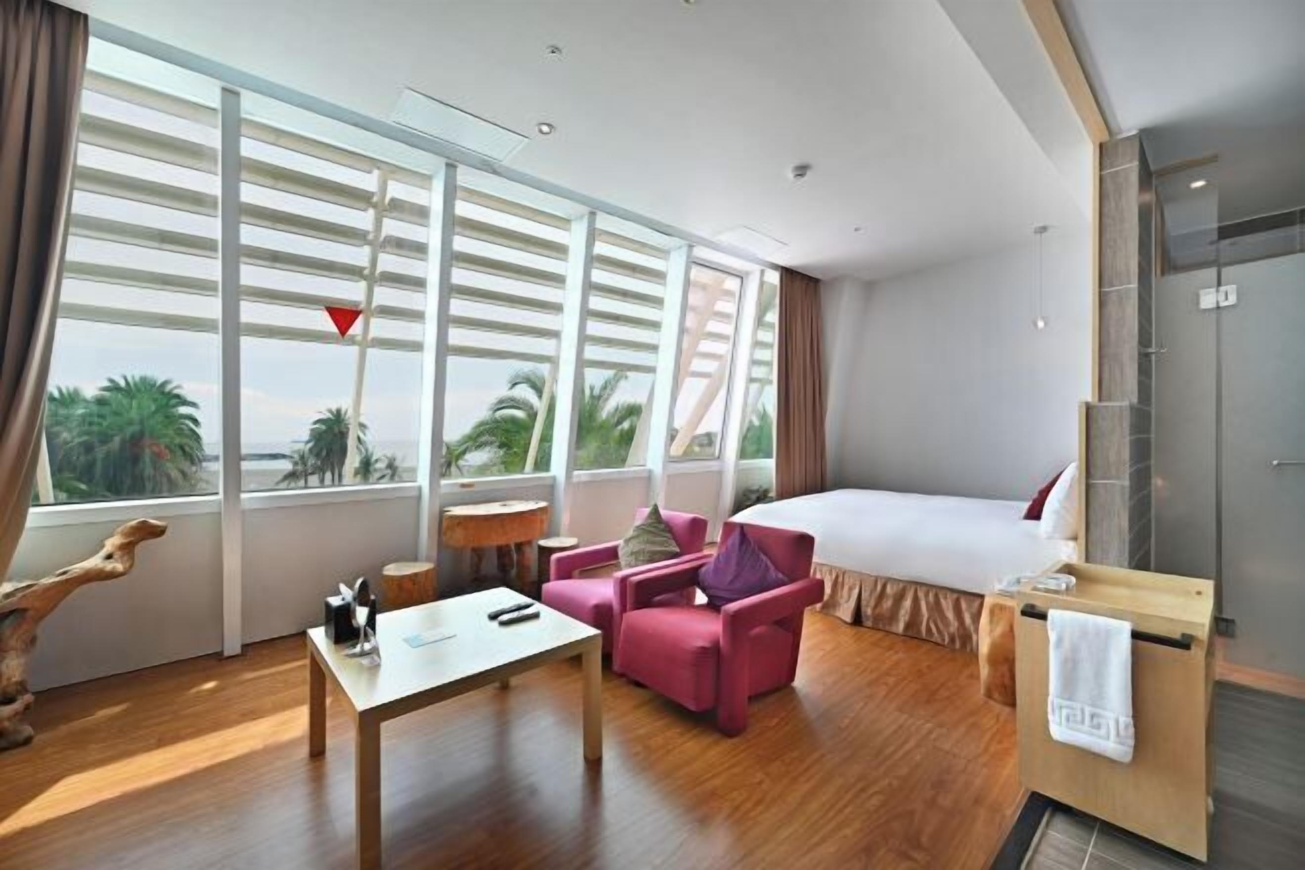 セーフティボックス (室内)、デスク、WiFi (無料)、ベッドシーツ