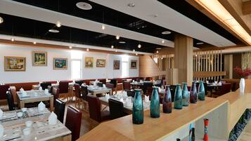 Breakfast, lunch, dinner served; Taiwanese cuisine