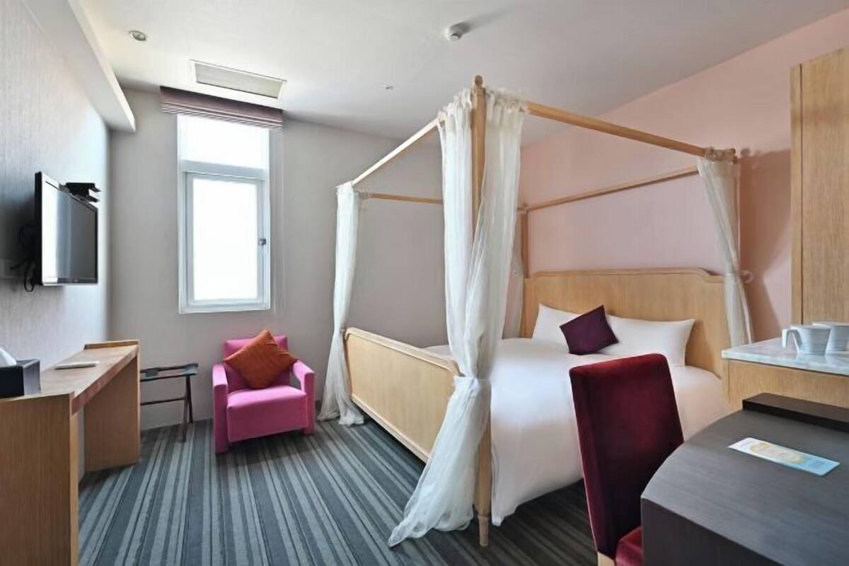 Coffres-forts dans les chambres, bureau, Wi-Fi gratuit, draps fournis