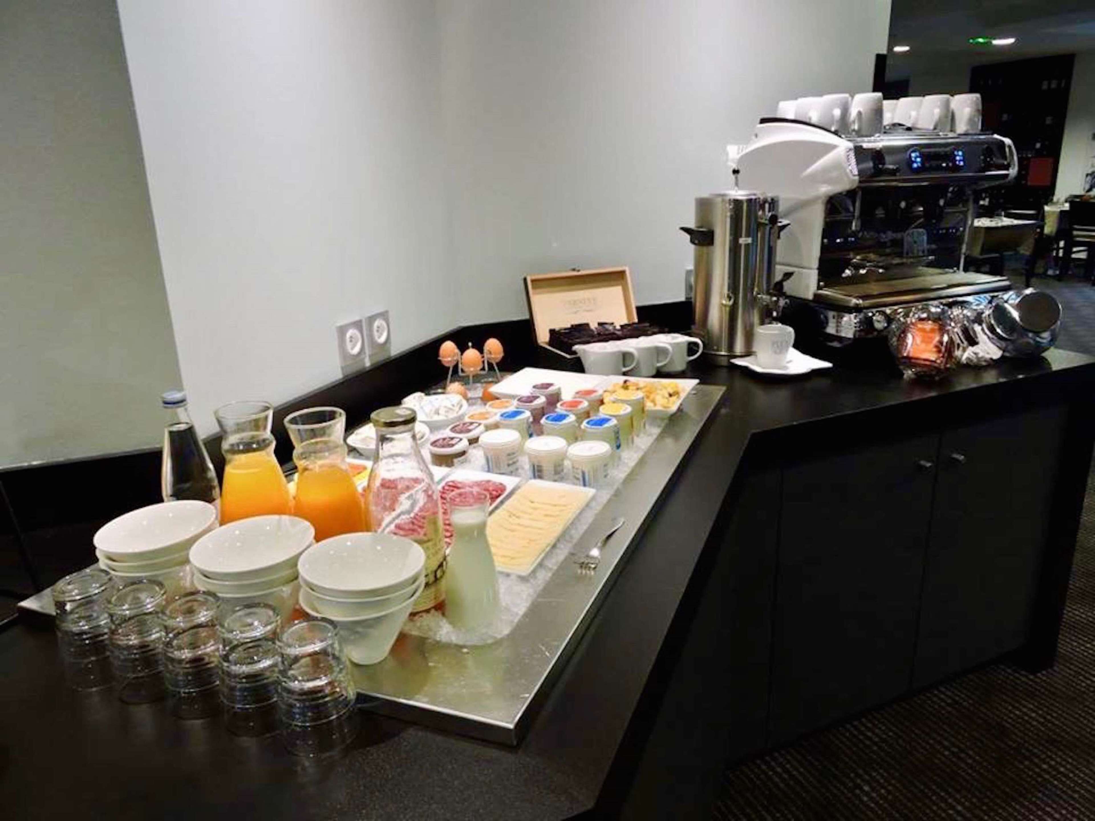 daily full breakfast (eur 13 per person)