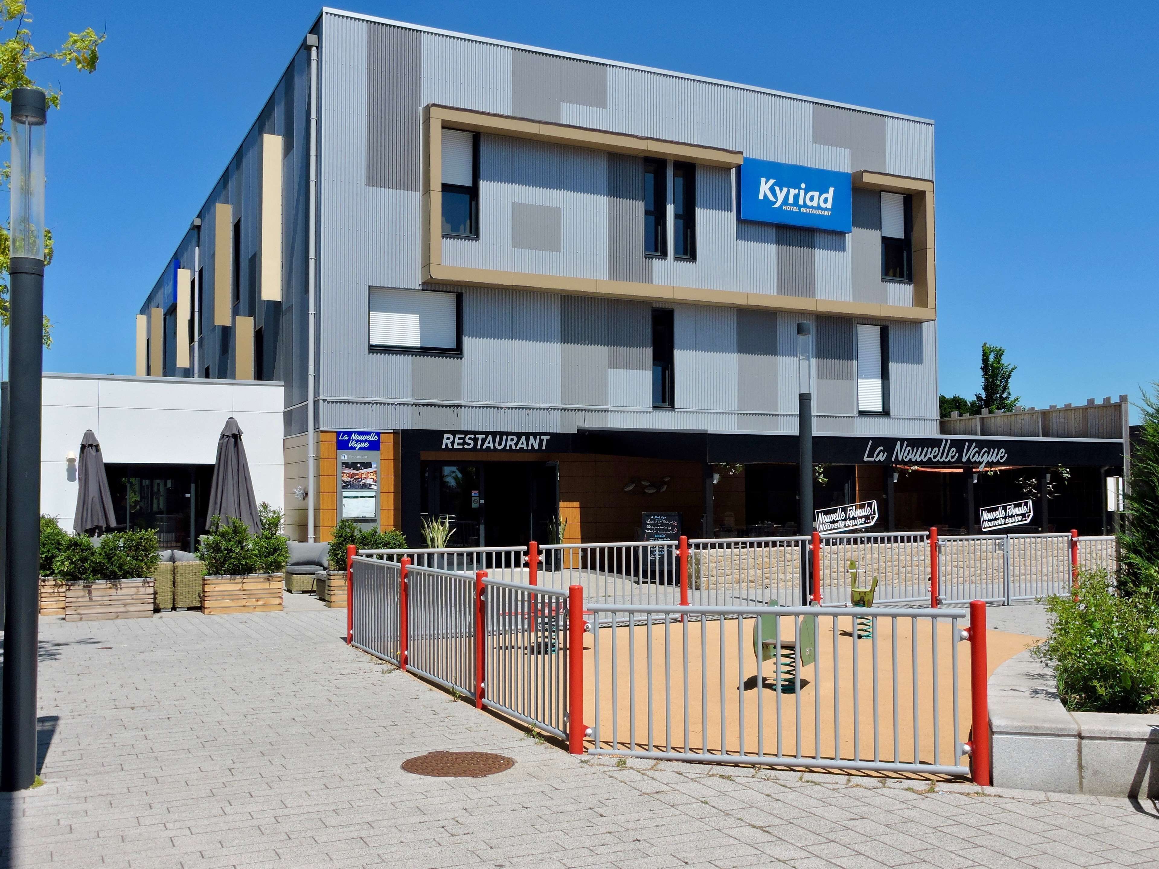 Un hôtel moderne doté d’un restaurant et d’un café appelé « La Nouvelle Vague ».