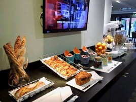 Se ofrece un desayuno completo (14 EUR por persona)