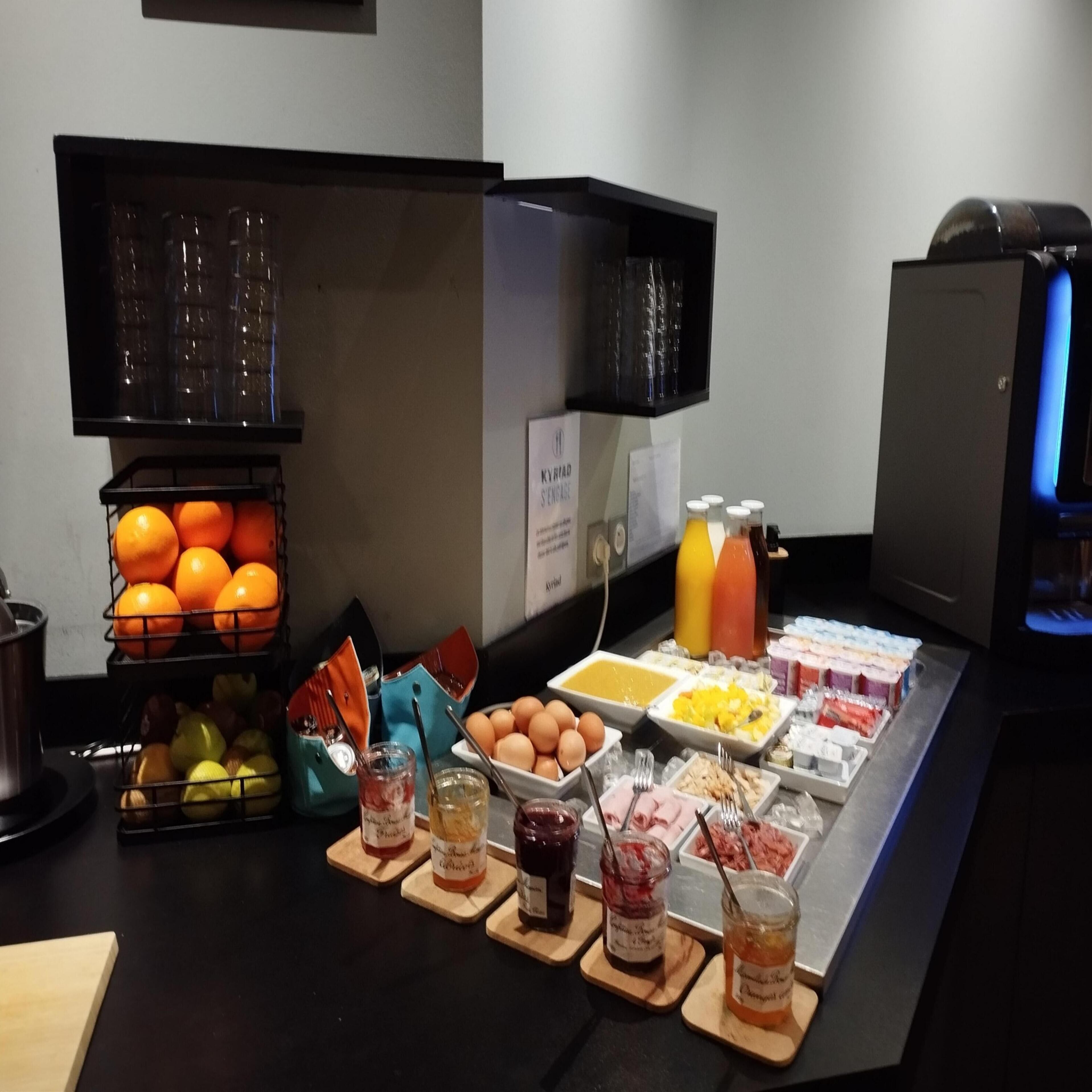 Un bufé de desayuno con diversas opciones de comida y bebidas.