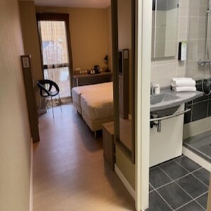 Standard Room, 2 Single Beds | Premium bedding, soundproofing, iron/ironing board - Hotel Kyriad Auray - Carnac (Auray)