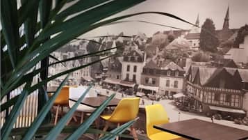 فطور كامل يوميًا بتكلفة قدرها (14 EUR للشخص)