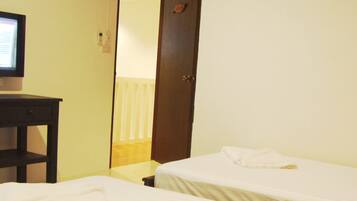 Standaard Twin kamer, 2 eenpersoonsbedden | Badkamer | Een douche, gratis toiletartikelen, een haardroger, handdoeken