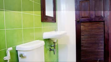 Ducha, artículos de higiene personal gratuitos y secador de pelo