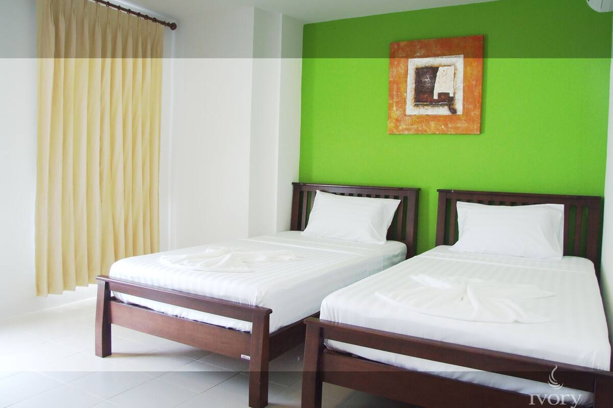 Deluxe Twin Room | In-room safe, desk, free WiFi, bed sheets