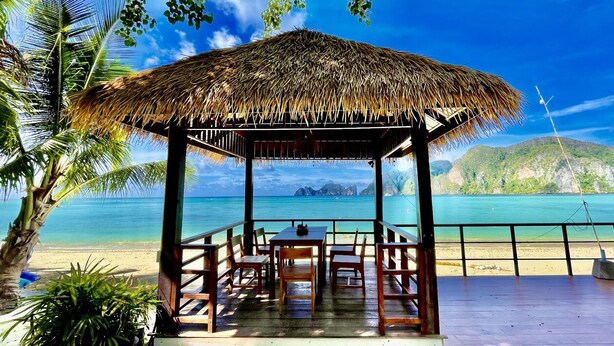 A wooden gazebo with a thatched roof overlooking a beach and the sea. - Phi Phi Villa Resort (Ko Phi Phi)