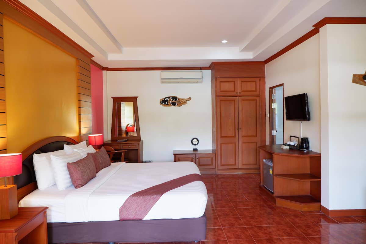 Luxury Deluxe Villa | Minibar, in-room safe, desk, blackout drapes