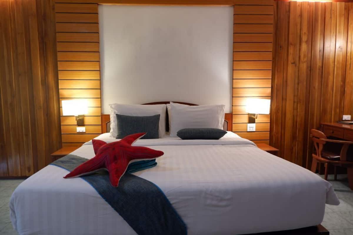 Minibar, in-room safe, desk, blackout curtains