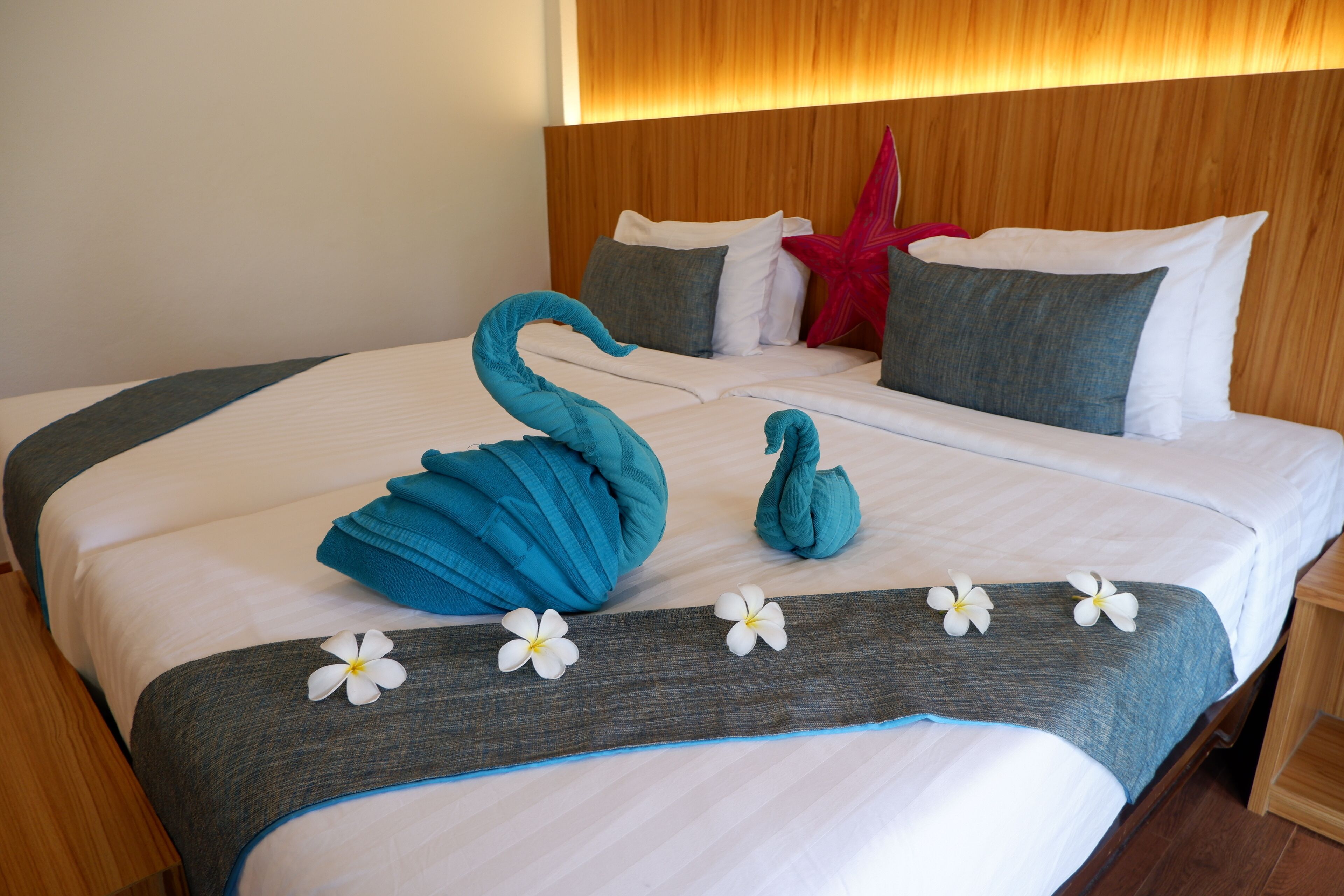 Minibar, coffres-forts dans les chambres, bureau, rideaux occultants