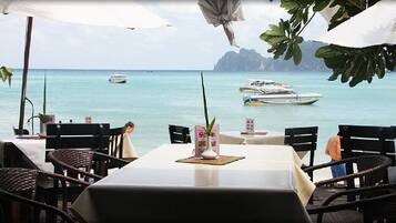 Serveert diner, visgerechten, stranduitzicht