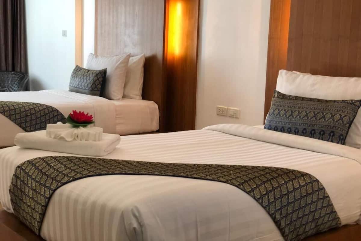Deluxe tweepersoonskamer | Een minibar, een kluis op de kamer, een bureau, verduisterende gordijnen