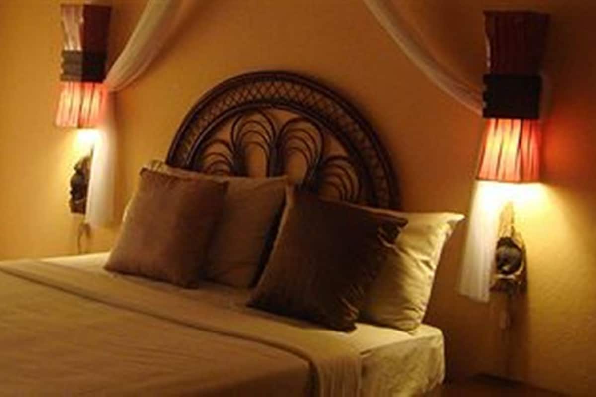 Deluxe Bungalow | Minibar, in-room safe, desk, blackout drapes