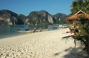 On the beach, white sand, beach bar - Phi Phi Villa Resort (Ko Phi Phi)