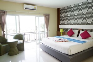 Deluxe-huone, merinäköala | Tallelokero huoneessa, työpöytä, pimennysverhot, vauvansängyt