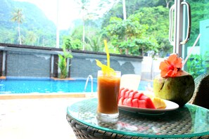 Outdoor pool, sun loungers - Phi Phi Maiyada Resort (Ko Phi Phi)