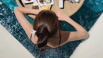 Ulkouima-allas, aurinkotuoleja