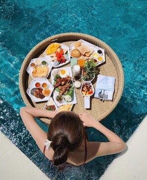 สระว่ายน้ำกลางแจ้ง, เก้าอี้อาบแดดริมสระ