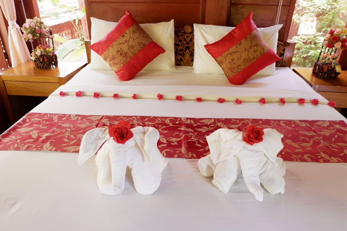 Bungalow, 1 cama de matrimonio, vistas al jardín | Caja fuerte, escritorio, cortinas opacas y cunas (de pago)