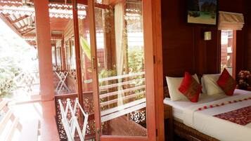 Bungalow, 1 keskisuuri parisänky, näköala puutarhaan | Tallelokero huoneessa, työpöytä, pimennysverhot, vauvansängyt